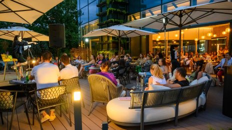 Звездна лятна вечер в бар Regale: Филип Буков и Мая Бежанска разказват модерни истории в Хилтън София