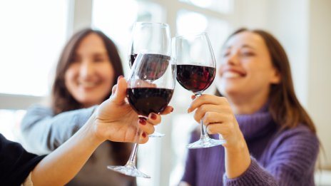 Чаша вино за по-хубава кожа: Дами, наздраве!