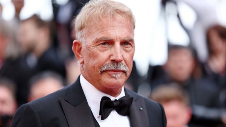 Кевин Костнър плаче на рамото на бившата си жена Синди