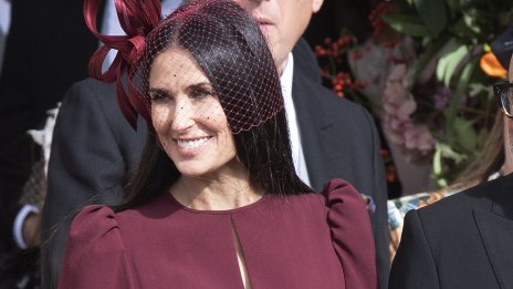 Деми Мур изглежда висока два метра на последната си снимка по бански