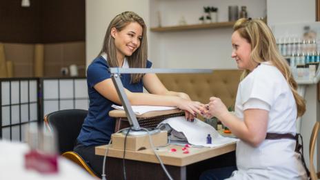 Какви рискове крият салоните за маникюр? 