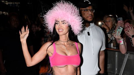 Урок по сексапил – Меган Фокс по бански на корицата на Sports Illustrated