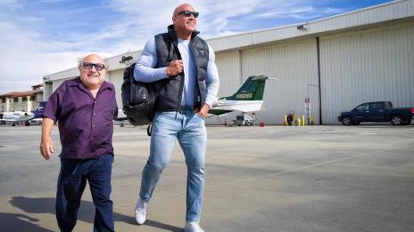 Скалата и Дани де Вито изненадаха младоженци