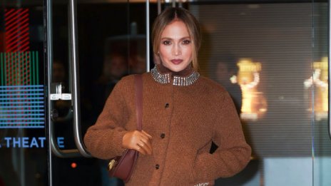 Дженифър Лопес демонстрира изваяни бедра в къси шоколадови панталонки