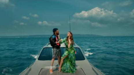 Това не е Дженифър Лопес, а Галена в роклята на Versace!