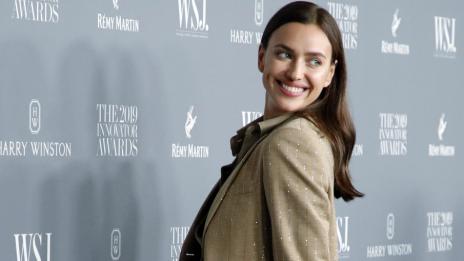 Изолирана вкъщи: Ирина Шейк чете за Путин