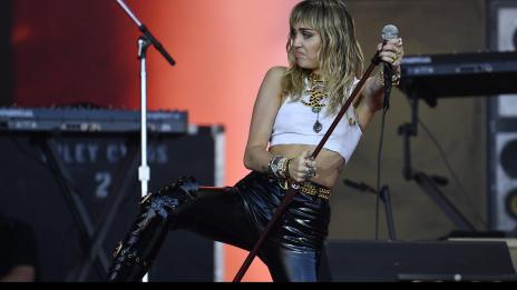 Майли Сайръс изкачила забележителност в Америка чисто гола