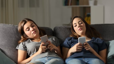 4 зодии, които не могат да отлепят очи от своите смартфони!