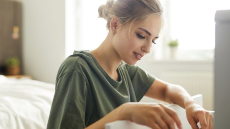 Еротика: 5 неща, които ще откриете в женското нощно шкафче