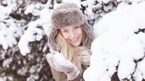 Лунна кожа и очи на ледена кралица – тенденциите в зимния грим за 2025