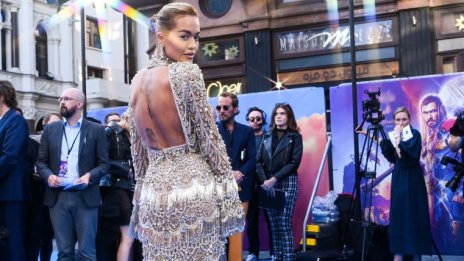 Рита Ора обиколи Париж с джапанки на платформа