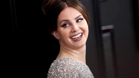 Лана Дел Рей се замеси в скандал, появи се с мрежеста маска