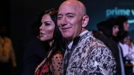 След развода: Джеф Безос не спира с партитата