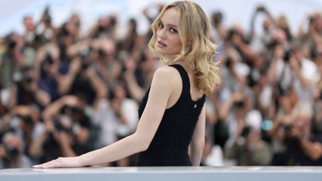 Лили-Роуз Деп смени цели три рокли за актьорския си дебют в Кан