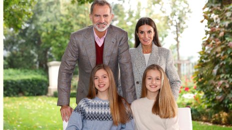 Красивите испански принцеси блестят в коледна картичка