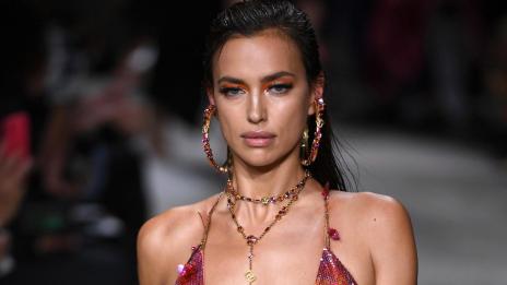 Ирина Шейк провокира феновете си по секси гащеризон