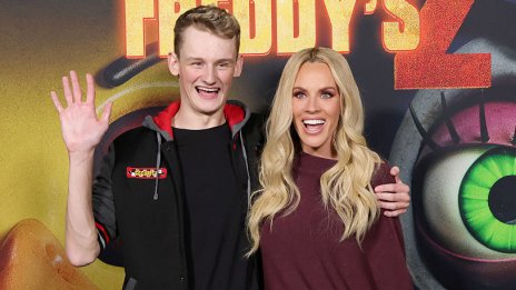 Джени Маккарти направи рядка поява с 23-годишния си син Евън