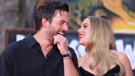 Горещо - Скарлет Йохансон и Джонатан Бейли отново проявиха интимност един към друг