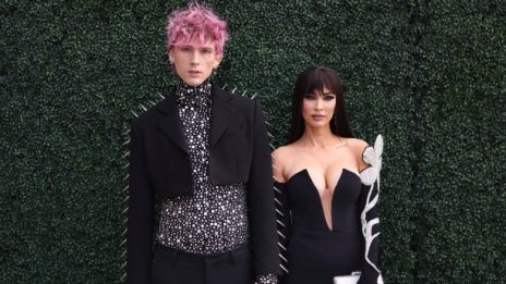 Machine Gun Kelly поиска да присъства на раждането на бебето