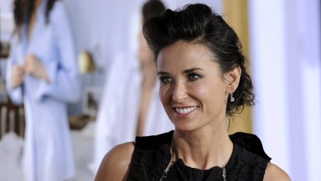 Деми Мур ни дава идея с бански с ретро принт 