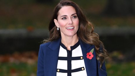 Коледна жилетка – Кейт Мидълтън с предложение в червен цвят 