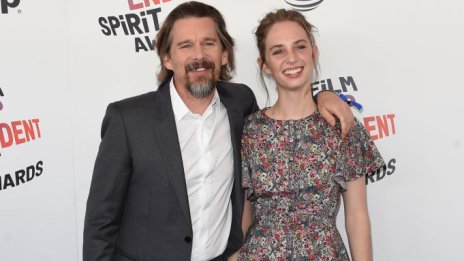 Семеен кадър – Мая Хоук до баща си Итън