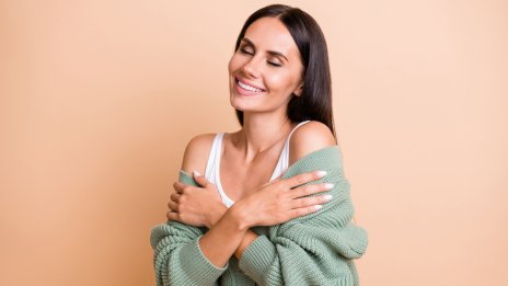 Мода за променливото време – как да носите жилетка през пролетта