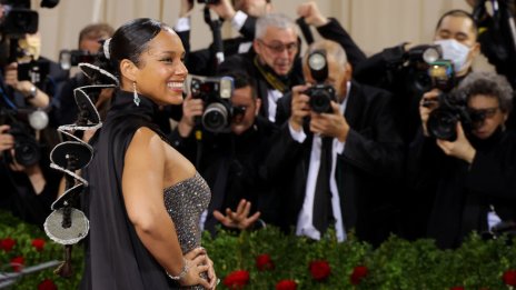 Обемни прически, тиари и златни сенки – красивите визии на Met Gala