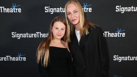 Ума Търман направи рядка поява с двете си дъщери Луна и Мая