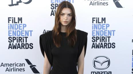 Бременната Емили Ратайковски събира тен в луксозен курорт за 8 хиляди долара на вечер