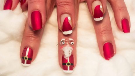 Шапката на Дядо Коледа – идеална за вашия нов маникюр