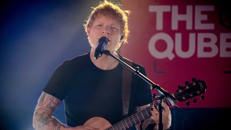 Край на изолацията – Ед Шийрън тръгва по участия