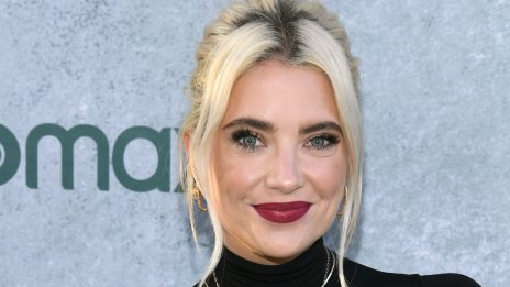 Бременната Ашли Бенсън се появи топлес на корица на списание