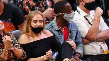 Адел и обеците ѝ с формата на Сатурн, съответстващи на татуса ѝ