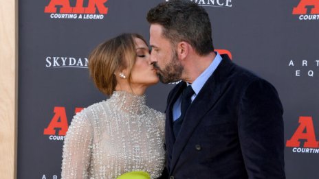 Семейно щастие: Джей Ло и Бен Афлек с очарователна целувка на премиерата на „Въздушния“