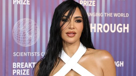 Ким Кардашян показва прелести в новата си колекция бански за SKIMS