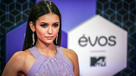 Копринена предпазна маска: Изборът на Адел, Нина Добрев и Приянка Чопра