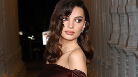 Секси Емили Ратайковски се разголи по знойно черно бельо