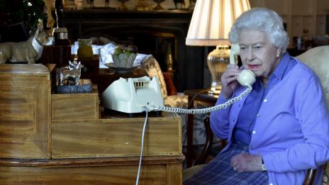 Короната: Пижамите на Елизабет Втора и принцеса Даяна със скрито послание 