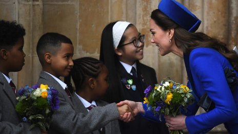 Кейт Мидълтън с жест към дете във влак