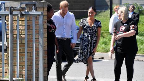 Меган и Хари на кралско пътуване, Арчи напусна Острова за първи път