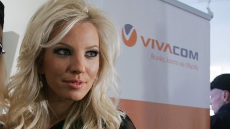 Емилия показа идилични снимки с децата и мъжа си