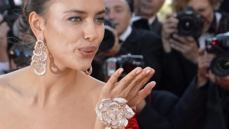 Визия на деня: Ирина Шейк, облечи се, есен е!