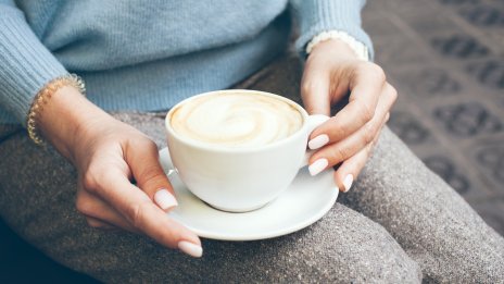 Млечен маникюр - хит за есен 2021