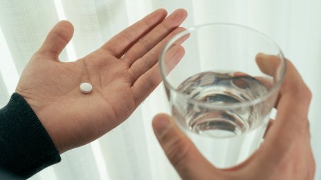 Самоирония или не: Диона и Константин се прегърнаха и показаха какво пият