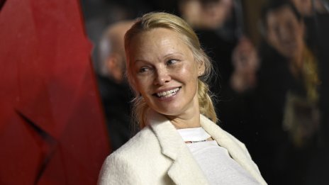 Без капка грим: Памела Андерсън показа как пие розе, докато пере и простира