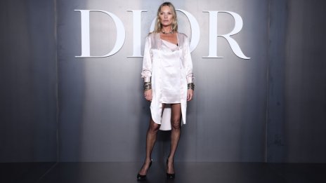 Модата ѝ е в кръвта – впечатляващата Кейт Мос на дефилето на Dior