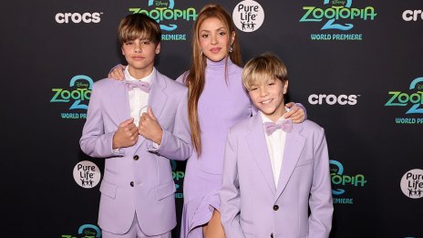 Трио в лилаво – Шакира се съчета със синовете си Милан и Саша за рядка поява на червения килим