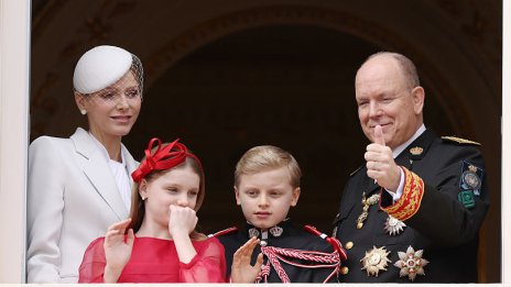 Принцеса Шарлийн позира с принц Албер, принц Жак и принцеса Габриела за коледната картичка за 2025 г.