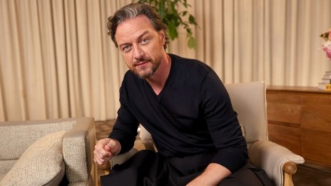 Агресия извън екрана – нападнаха Джеймс Макавой в бар в Торонто